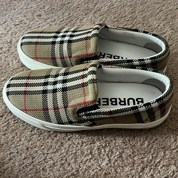 Burberry slip on sneakers gently worn with really no wear and tear - Picture 3 of 7